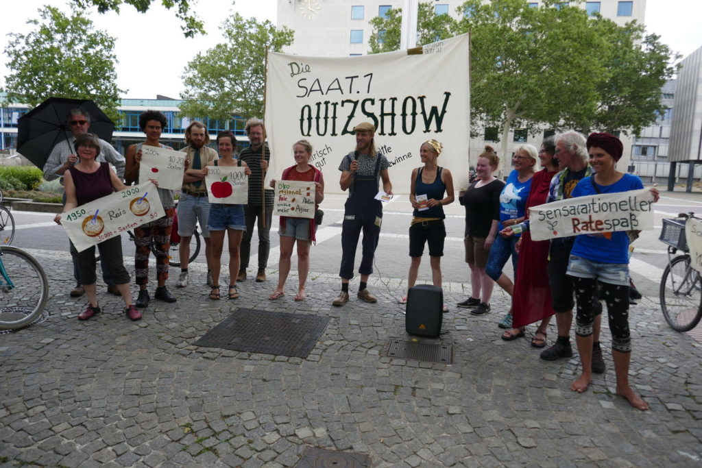 Quizshow in Wolfsburg zu nachhaltiger Landwirtschaft und Vielfalt - Gruppe mit Banner und Schildern