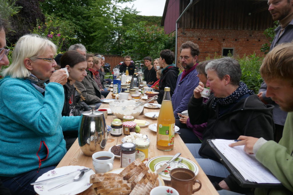 Gemeinsames Essen am gedeckten Tisch