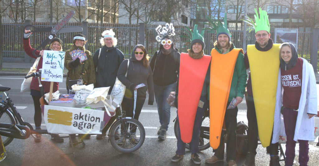 Protestgruppe in bunten Kostümen für Agrarwende und Klimaschutz