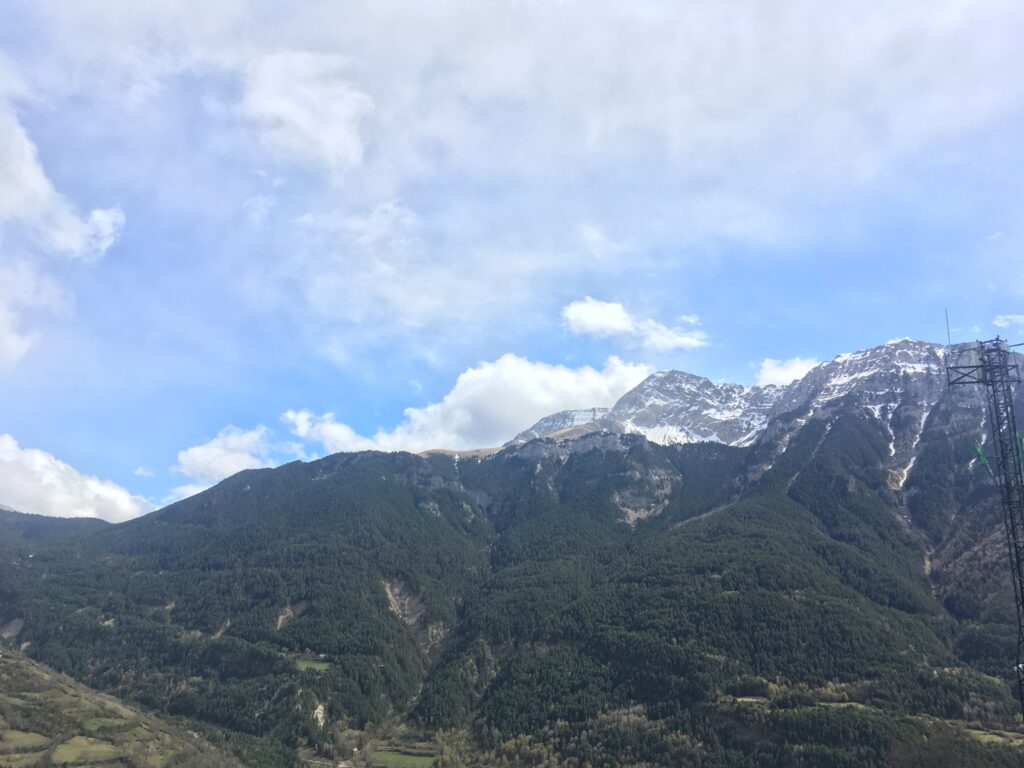 Hirt:innenschule in den Pyrenäen - Blick vom Berg - Berpanorama