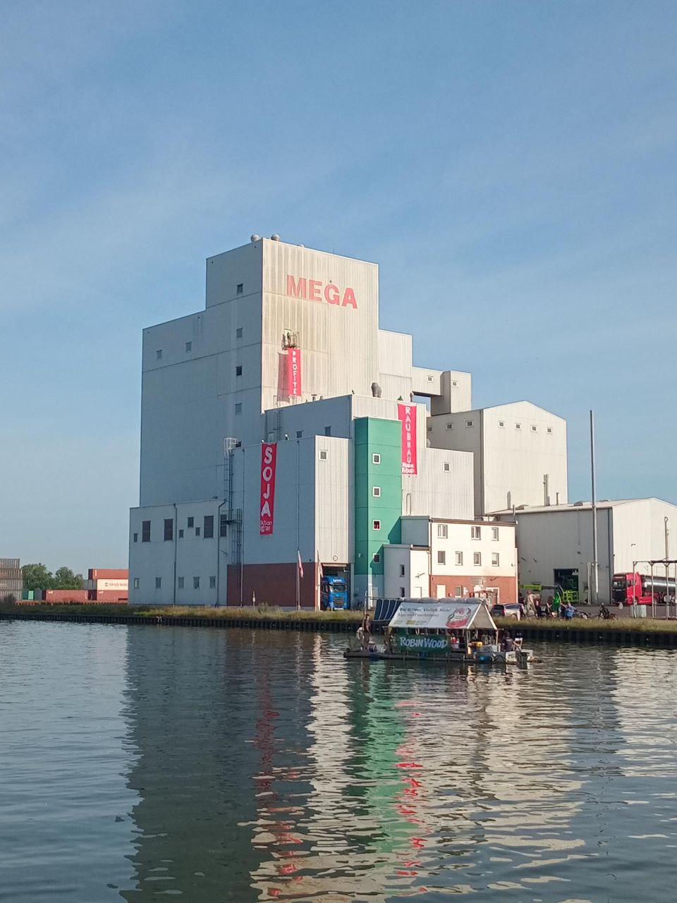 Haldensleben: Protest am Futtermittelturm